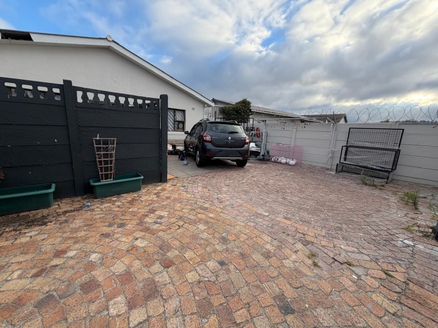 5 Bedroom Property for Sale in Lotus River Western Cape